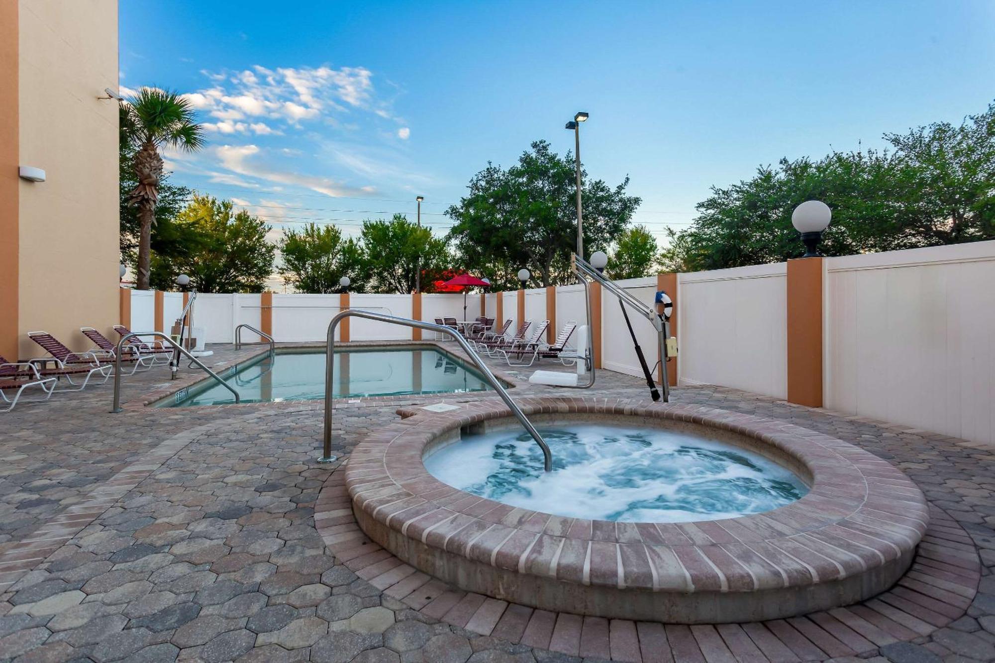 Hotel Comfort Airport North 3*