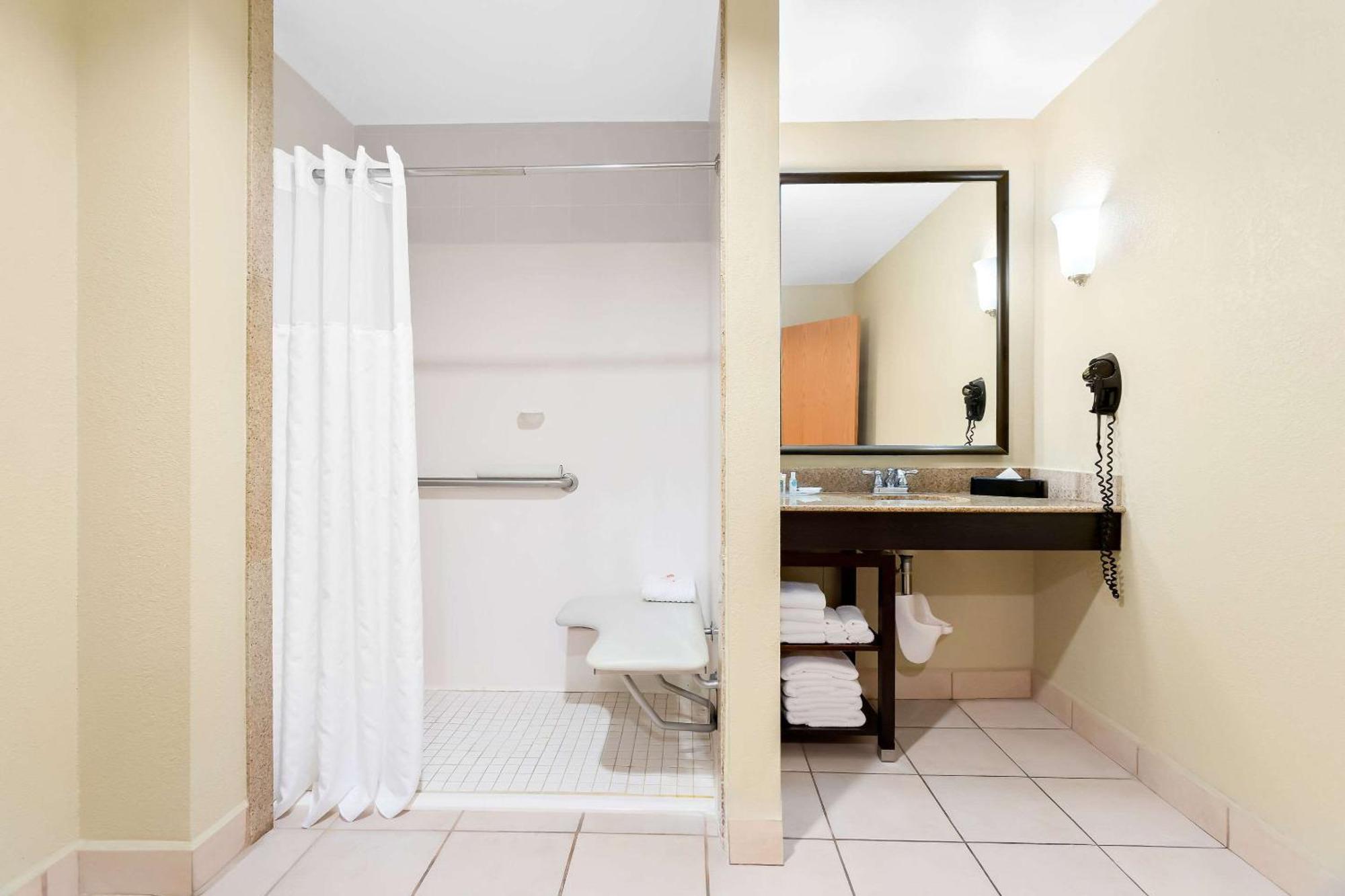 Comfort Airport North Hotel 3*