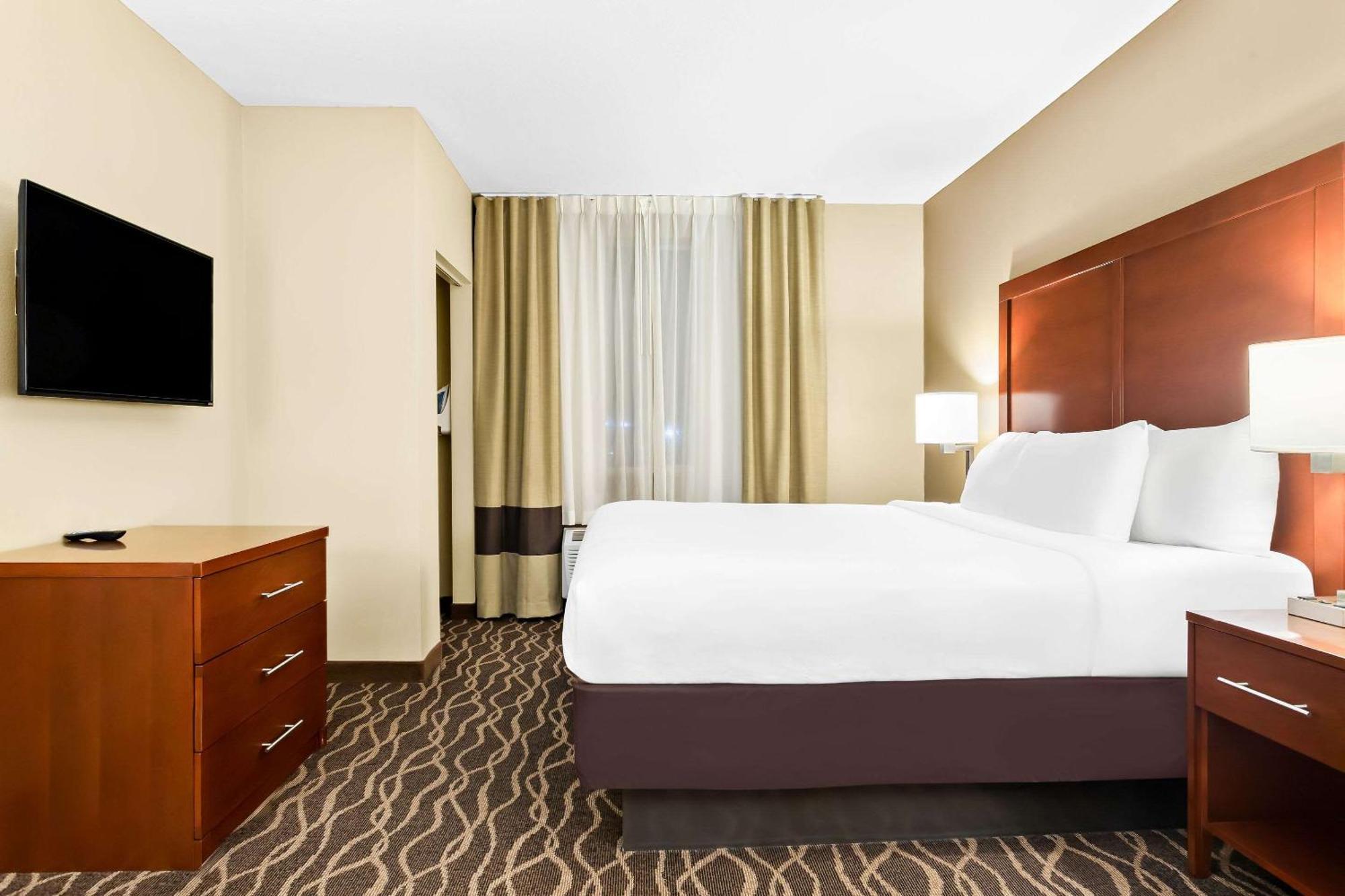 Hotel Comfort Airport North West Chase